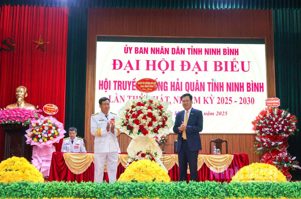 Đồng chí Lê Xuân Huy, Tỉnh ủy viên, Phó Chủ tịch HĐND tỉnh tặng hoa chúc mừng Đại hội.