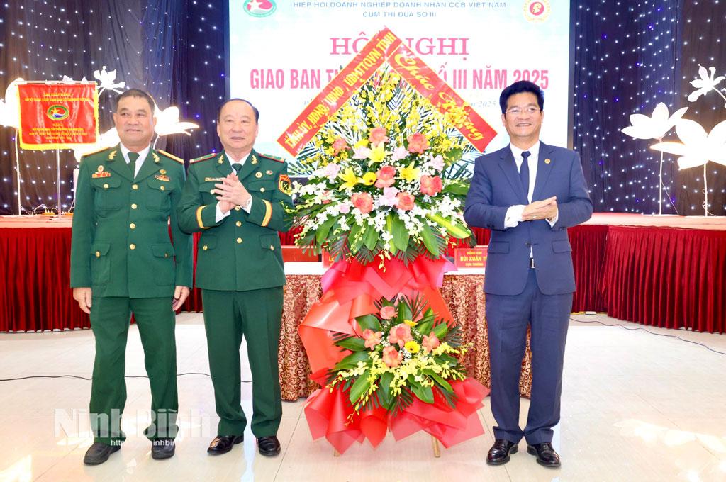 Đồng chí Trần Anh Dũng, Ủy viên Ban Thường vụ Tỉnh uỷ, Phó Chủ tịch UBND tỉnh tặng hoa chúc mừng hội nghị.