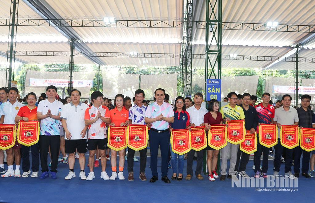 Ban Tổ chức trao Cờ lưu niệm cho các đoàn tuyển tham dự Giải.