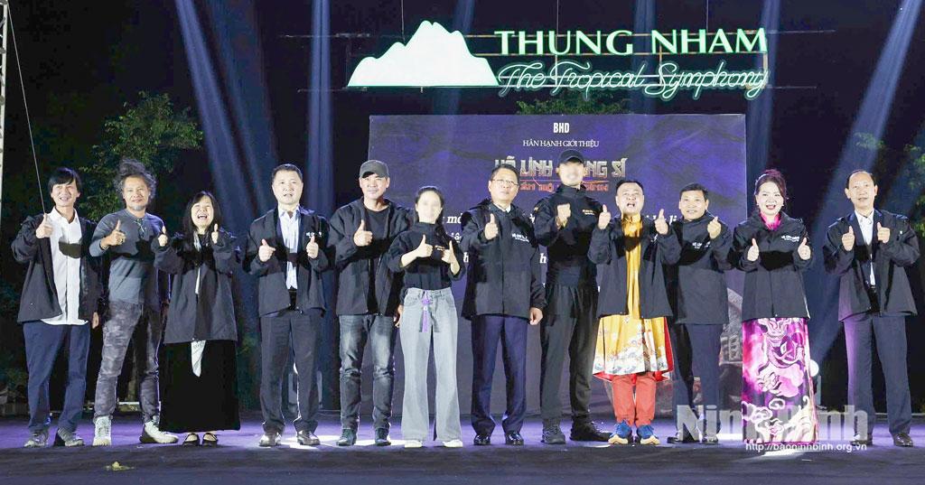 Các thành viên đoàn làm phim “Hộ Linh Tráng sĩ” tại lễ xuất quân và khởi quay bộ phim.