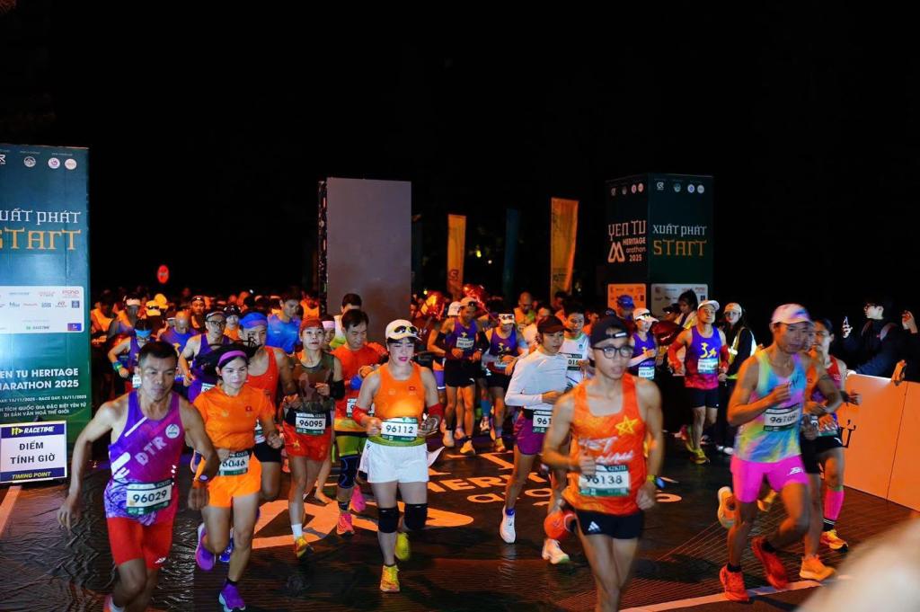 Các vận động viên hào hứng tham gia Giải chạy Yên Tử Heritage Marathon 2025 - “Chạm vùng di sản”.