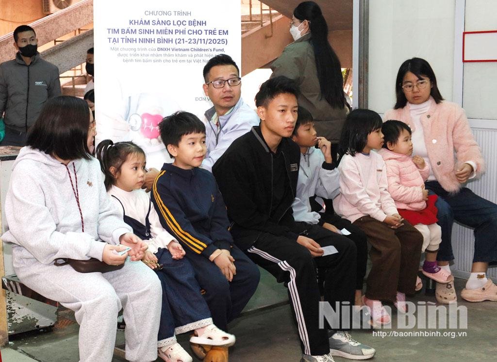 Phụ huynh đưa con đến thăm khám tại Bệnh viên Đa khoa Hà Nam.