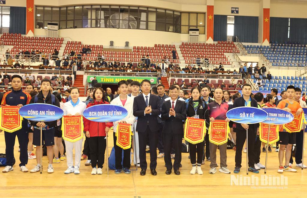 Ban Tổ chức tặng cờ lưu niệm cho các đoàn tham dự giải.