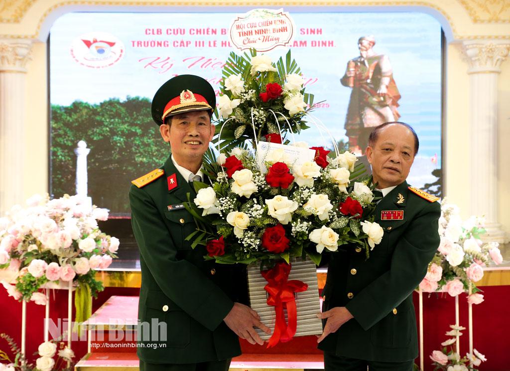 Lãnh đạo Hội Cựu Chiến binh tỉnh Ninh Bình tặng hoa chúc mừng CLB Cựu Chiến binh - Cựu học sinh Trường cấp III Lê Hồng Phong Nam Định.