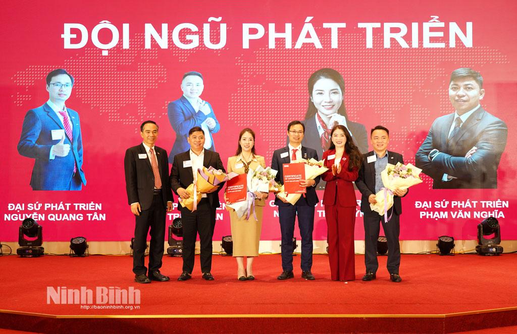 Lãnh đạo BNI Việt Nam trao các quyết định bổ nhiệm nhân sự cho đội ngũ phát triển của BNI Gravity Chapter.