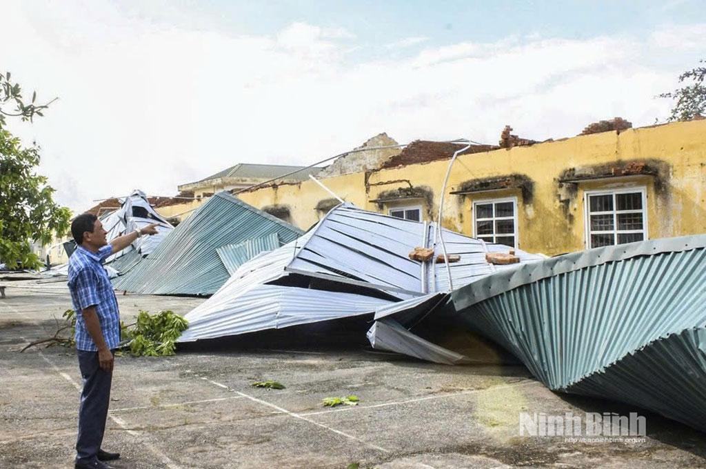 Hà Tĩnh tan hoang sau khi bão số 5 đổ bộ.