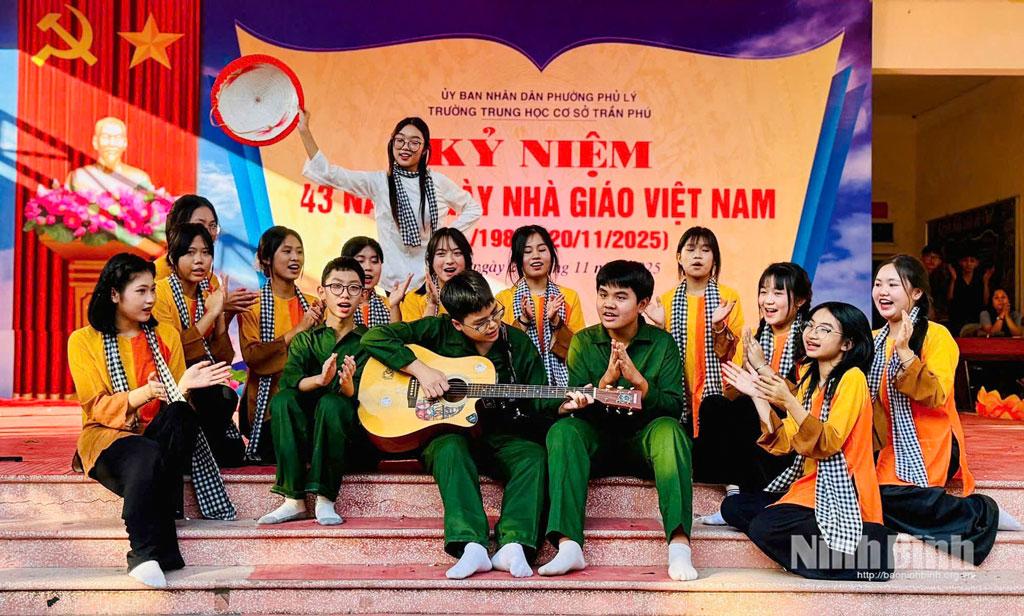 Quan tâm chăm sóc SKSS vị thành niên giúp tạo nền tảng để các em xây dựng tương lai an toàn, lành mạnh và hạnh phúc. (Ảnh: Một tiết mục văn nghệ của Trường THCS Trần Phú, phường Phủ Lý).