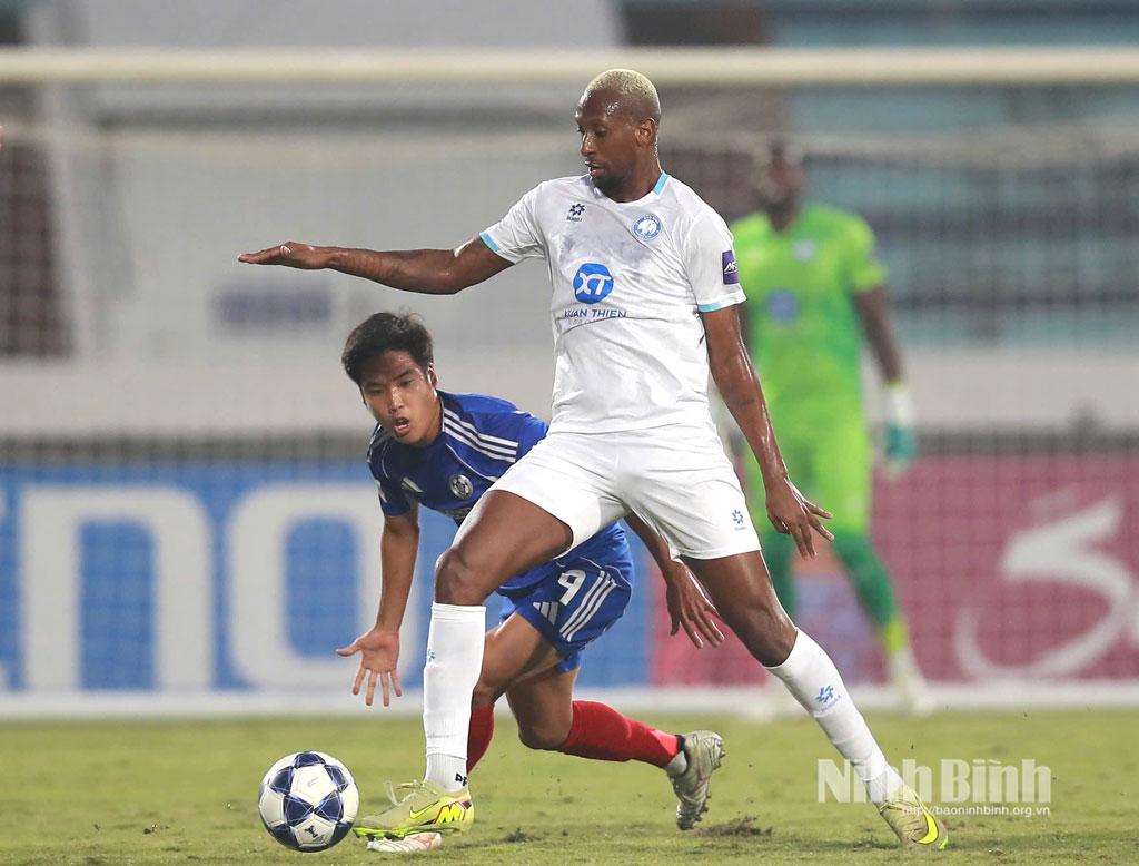 Với thực lực mạnh hơn, các cầu thủ Nam Định liên tục dồn ép CLB Eastern.