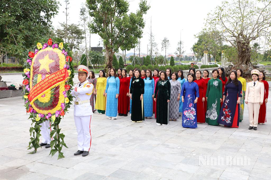 Đoàn đại biểu dự Đại hội đại biểu Phụ nữ tỉnh Ninh Bình dâng hương tưởng niệm các Anh hùng liệt sỹ.