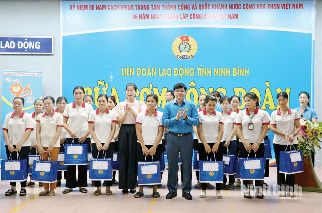 Đồng chí Nguyễn Hải Long, Tỉnh ủy viên, Phó Chủ tịch Ủy ban MTTQ Việt Nam tỉnh, Chủ tịch LĐLĐ tỉnh trao quà cho công nhân lao động Công ty TNHH Great Global International (xã Gia Vân). Ảnh: Hồng Ngọc