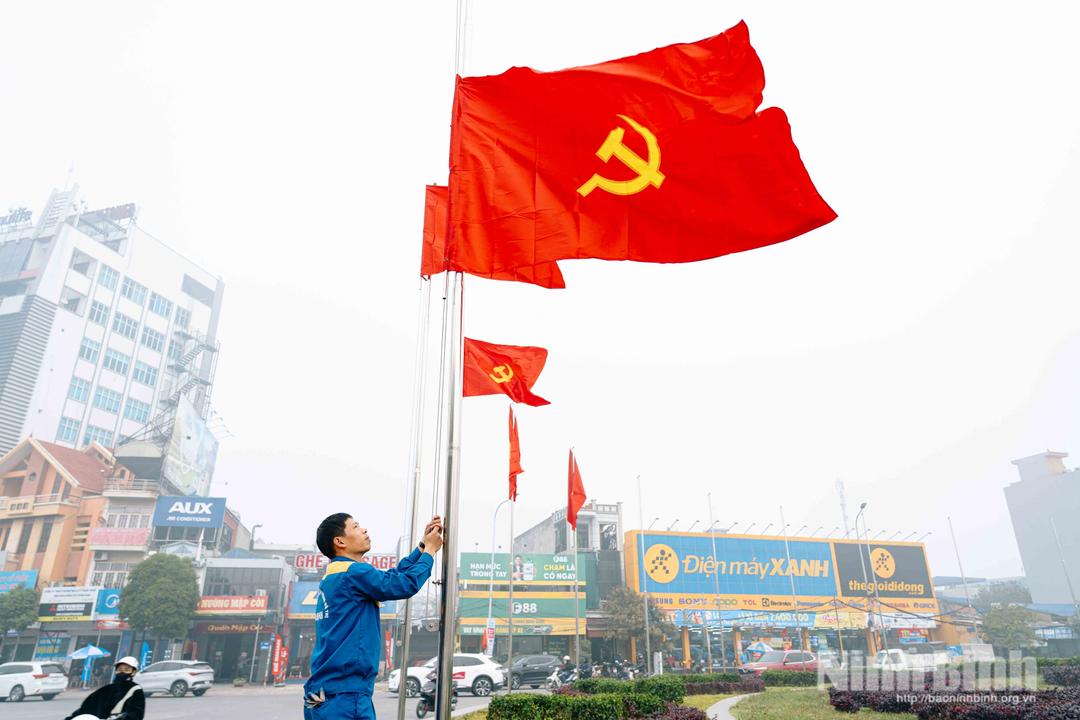 Góp phần làm nên diện mạo rực rỡ chào mừng Đại hội XIV của Đảng là sự miệt mài, trách nhiệm của đội ngũ công nhân đô thị. Trong nhiều ngày qua, họ có mặt từ sớm trên các tuyến phố, tất bật treo cờ, chỉnh trang cây cối, hoàn thiện các hạng mục trang trí.