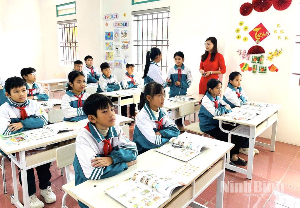 Cô và trò Trường Tiểu học Nghĩa Lợi (xã Quỹ Nhất) trong một giờ học.