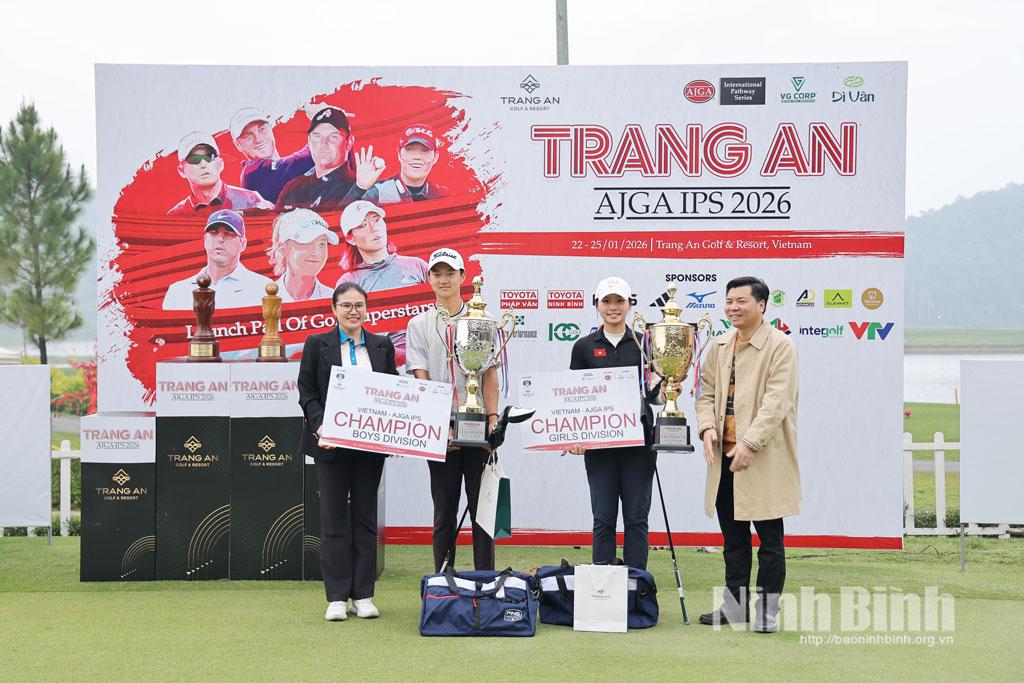 Ban Tổ chức trao cúp vô địch cho các vận động viên tại Giải Trang An - AJGA International Pathway Series 2026.
