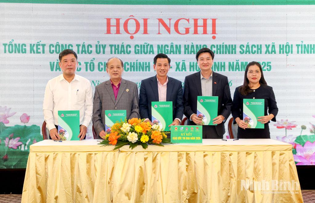 Lãnh đạo Ngân hàng Chính sách xã hội tỉnh và các hội, đoàn thể ký giao ước thi đua năm 2026.