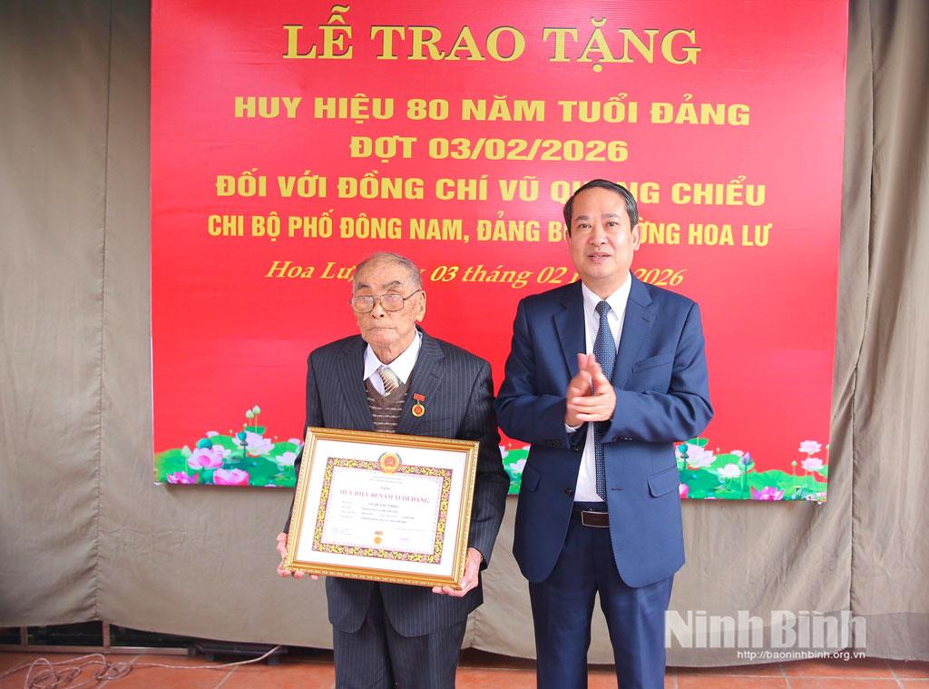 Đồng chí Mai Văn Tuất, Phó Bí thư Tỉnh ủy, Chủ tịch Ủy ban MTTQ Việt Nam tỉnh trao Huy hiệu 80 năm tuổi Đảng cho đảng viên Vũ Quang Chiểu.