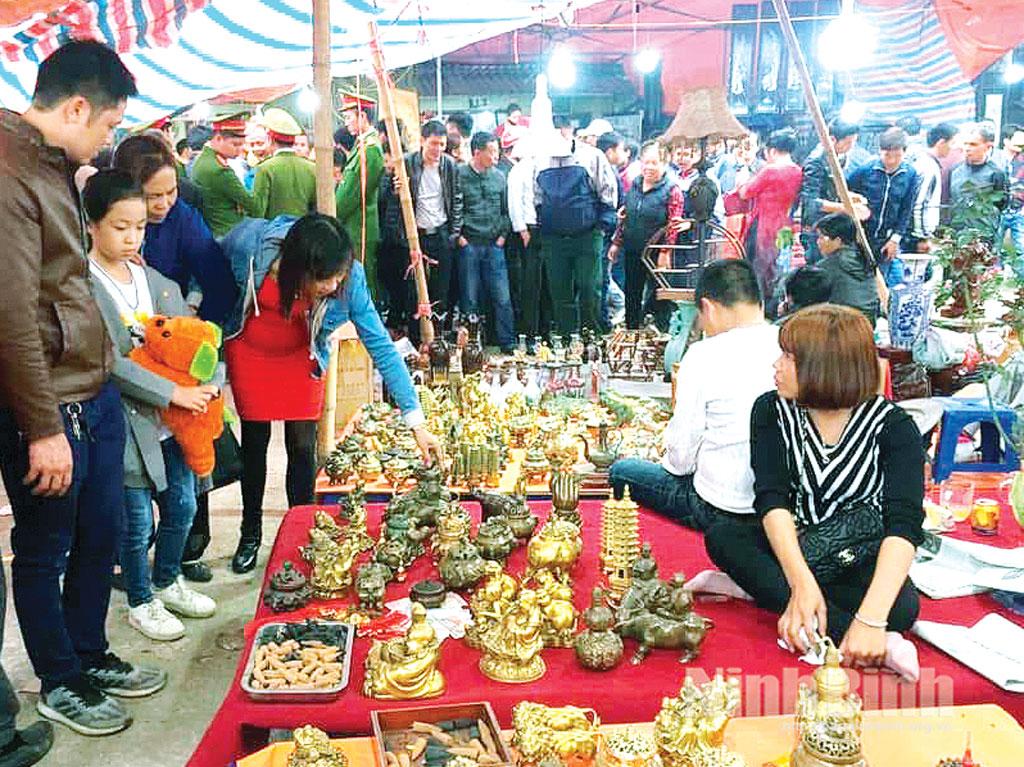 Người dân chọn mua đồ cổ, đồ cũ tại chợ Viềng Nam Trực. Ảnh: Minh Thuận