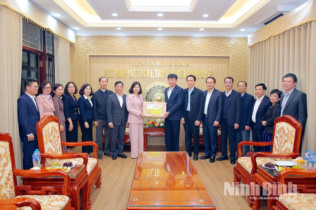 Đồng chí Trần Huy Tuấn, Ủy viên Trung ương Đảng, Phó Bí thư Tỉnh ủy, Chủ tịch UBND tỉnh thăm, tặng quà Báo và phát thanh, truyền hình Ninh Bình.