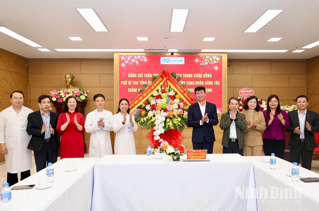 Đồng chí Trần Huy Tuấn, Ủy viên Trung ương Đảng, Phó Bí thư Tỉnh ủy, Chủ tịch UBND tỉnh cùng Đoàn công tác tặng hoa chúc mừng tập thể lãnh đạo, cán bộ, y, bác sĩ Bệnh viện Đa khoa Nam Định nhân ngày Thầy thuốc Việt Nam.