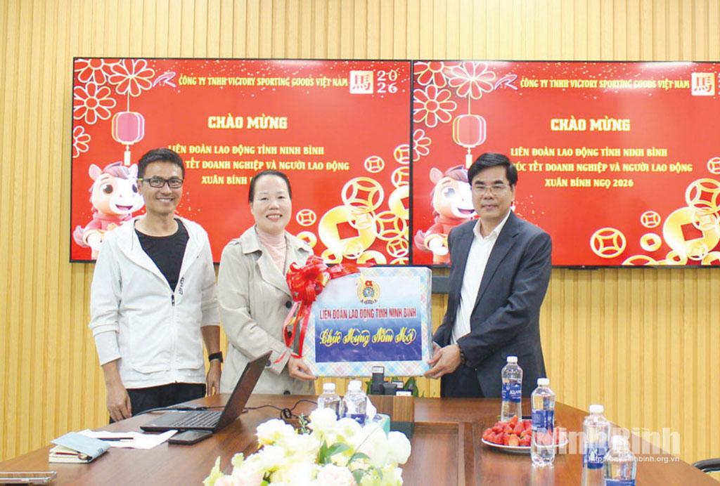 Đồng chí Nguyễn Hải Long, Tỉnh ủy viên, Phó Chủ tịch Ủy ban MTTQ Việt Nam tỉnh, Chủ tịch LĐLĐ tỉnh thăm, tặng quà Công ty TNHH Victory Sporting Goods Việt Nam (xã Bình An) sau kỳ nghỉ Tết Nguyên đán Bính Ngọ 2026. Ảnh: Nguyễn Oanh