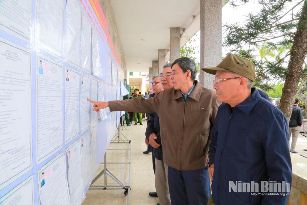 Cử tri xã Hải Quang nghiên cứu tiểu sử tóm tắt của các ứng cử viên.