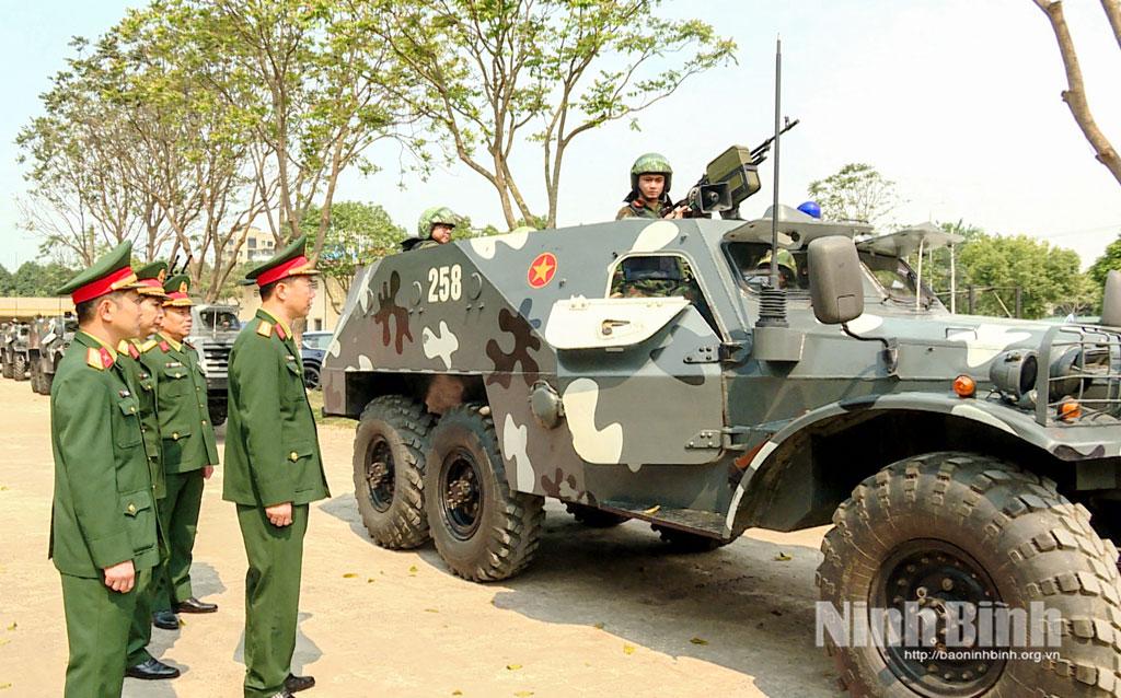 Đại tá Nguyễn Công Chiến, Phó Chỉ huy trưởng, Tham mưu trưởng Bộ CHQS tỉnh kiểm tra công tác bảo đảm trang bị phục vụ nhiệm vụ A2 tại Đại đội Trinh sát Cơ giới 2.