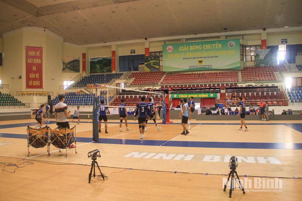 Đội bóng chuyền nam Biên phòng MB tập luyện trước giải. Đây được coi là ứng cử viên nặng ký cho chức vô địch giải đấu năm nay.