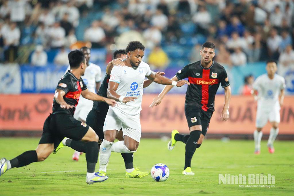 Xuân Son nỗ lực thi đấu giúp CLB Thép Xanh Nam Định có trận thắng ngược dòng ấn tượng.