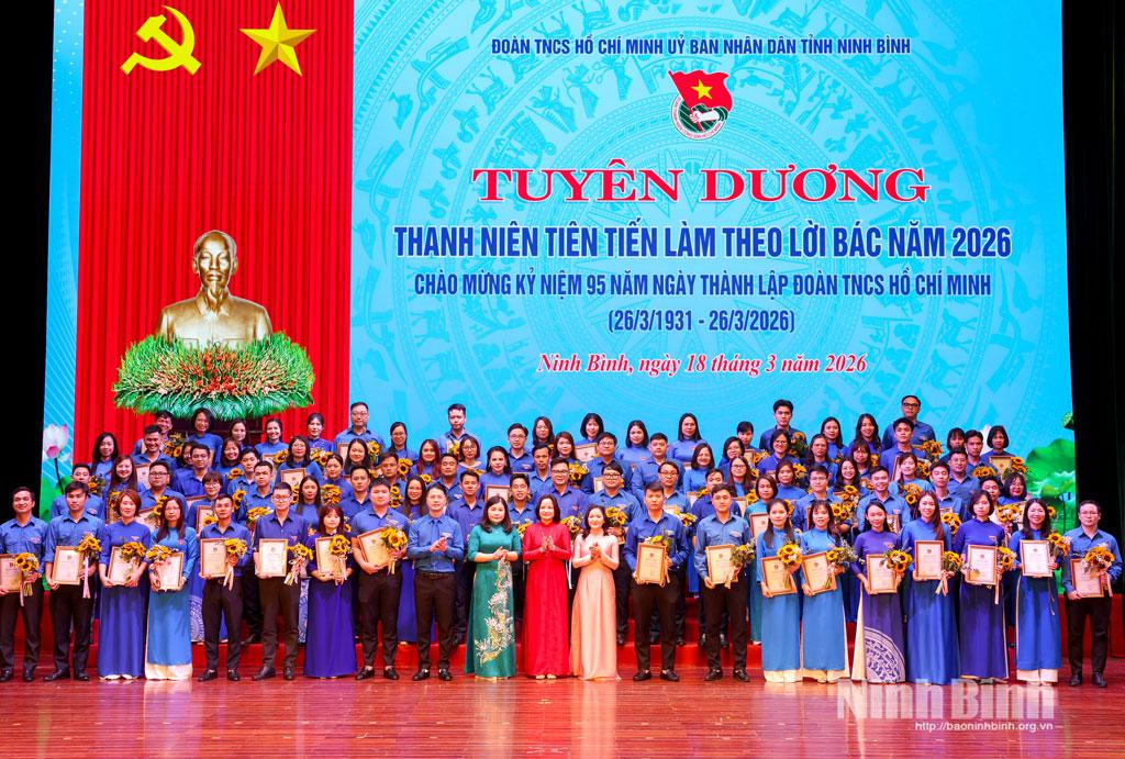 Ban Tổ chức trao chứng nhận “Thanh niên tiên tiến làm theo lời Bác” năm 2026 cho các điển hình tiêu biểu.