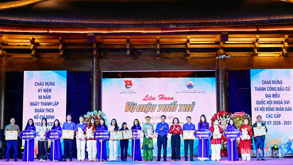 Tặng Bằng khen cho các đội tham dự chương trình.