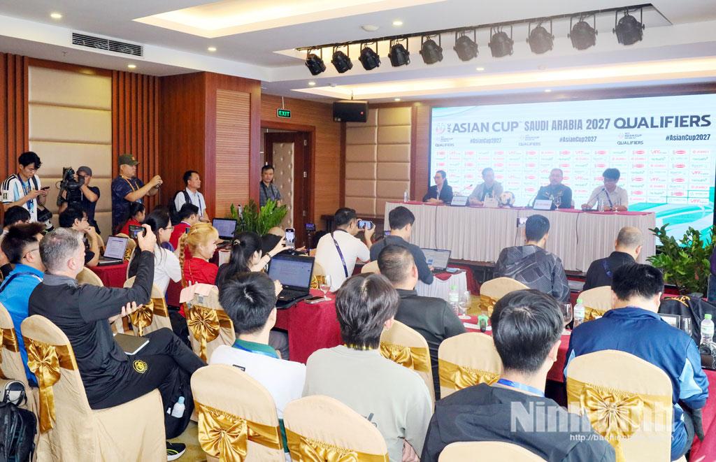Quang cảnh buổi họp báo trước trận đấu giữa đội tuyển Việt Nam - Malaysia.