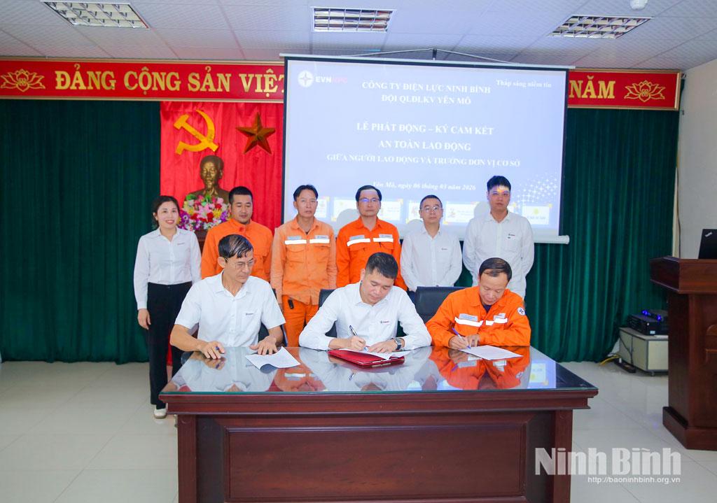 Ký cam kết an toàn lao động giữa người lao động và trưởng đơn vị cơ sở tại Đội Quản lý Điện lực khu vực Yên Mô.