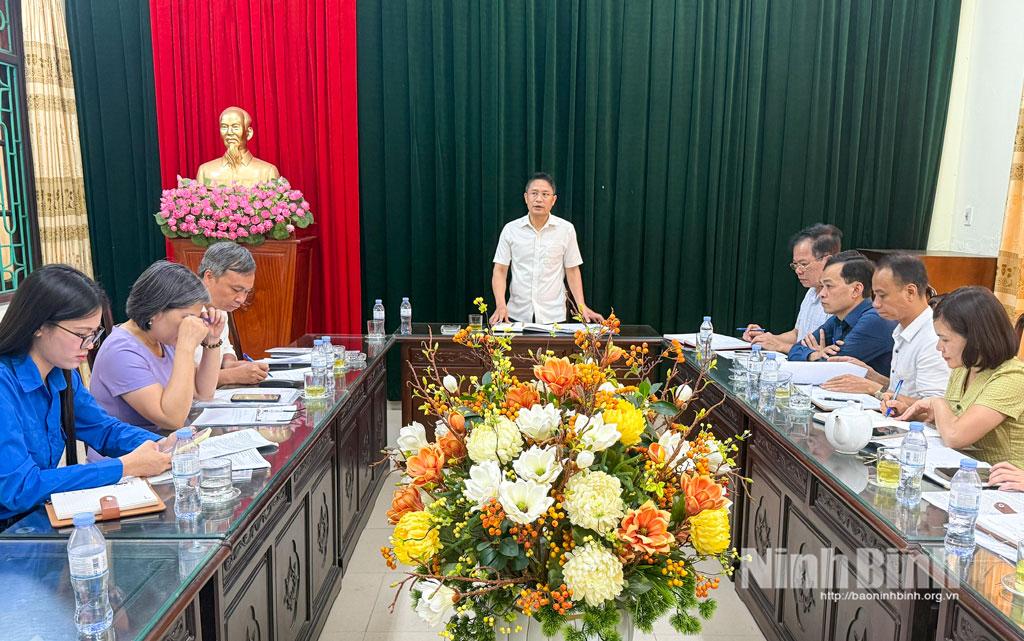 Đoàn kiểm tra làm việc tại xã Ý Yên.