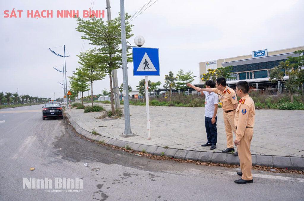 Phòng CSGT (Công an tỉnh Ninh Bình) phối hợp với trung tâm sát hạch khảo sát tuyến đường sát hạch.