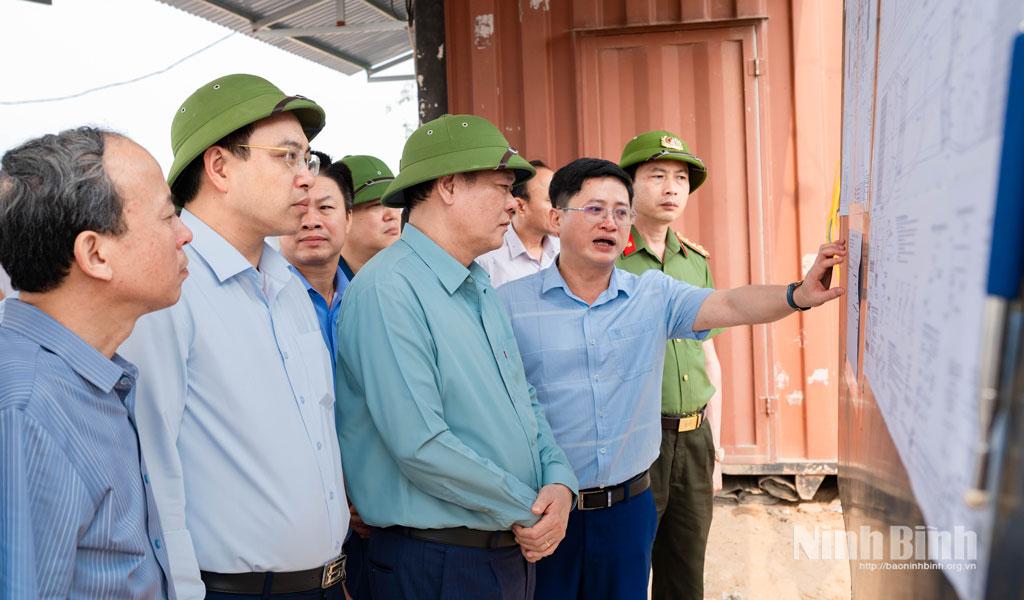 Đồng chí Lê Quốc Chỉnh, Phó Bí thư Tỉnh ủy, Chủ tịch HĐND tỉnh kiểm tra công tác PCTT tại Trạm bơm Như Trác.