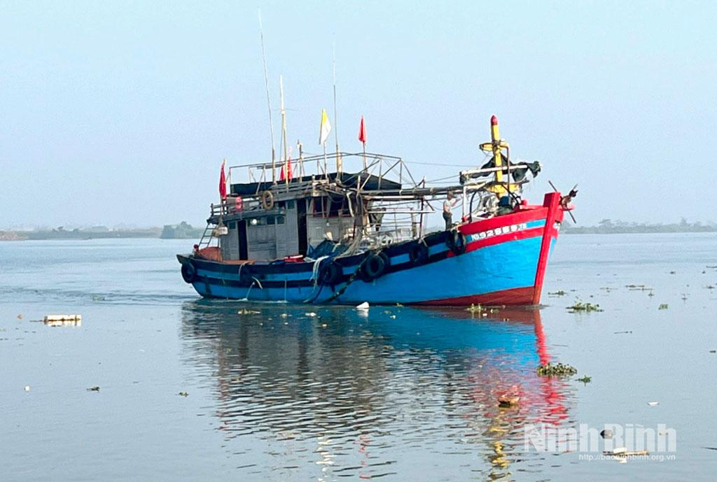Dù giá nhiên liệu tăng nhưng bà con ngư dân trong tỉnh vẫn nỗ lực tìm cách thích ứng vươn khơi khai thác thủy sản.