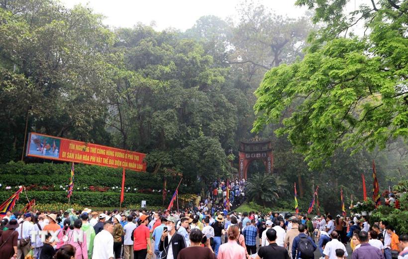 Dòng người hướng về núi Nghĩa Lĩnh dâng hương tưởng niệm các Vua Hùng. (Ảnh: TTXVN)