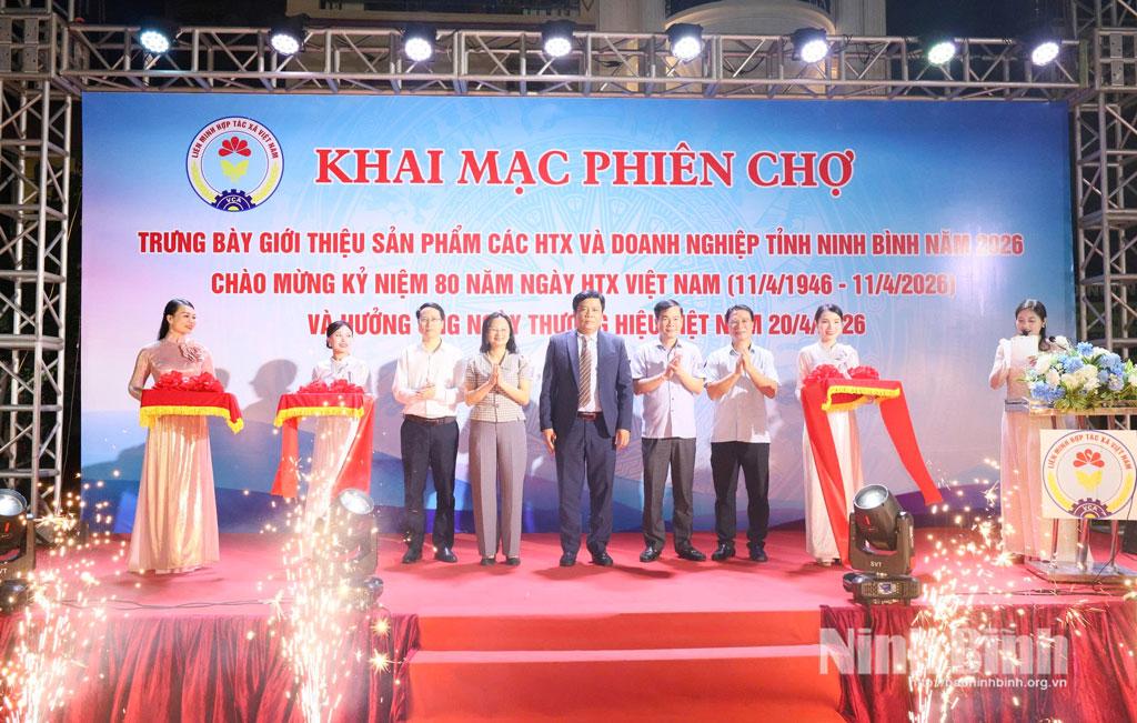 Các đại biểu cắt băng khai mạc Phiên chợ.