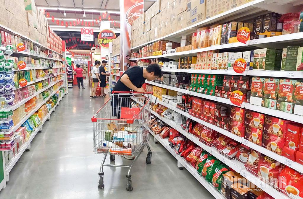 Chú thích Khách hàng mua sắm hàng hóa tại siêu thị Vinmart Phủ Lý.