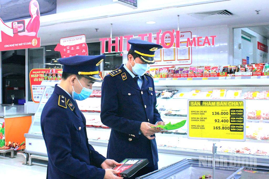 Đội Quản lý thị trường số 11, Chi cục Quản lý thị trường tỉnh kiểm tra mặt hàng thực phẩm tại siêu thị Winmart, phường Phủ Lý.