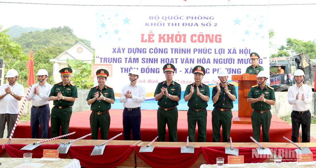 Các đại biểu thực hiện nghi thức khởi công công trình.