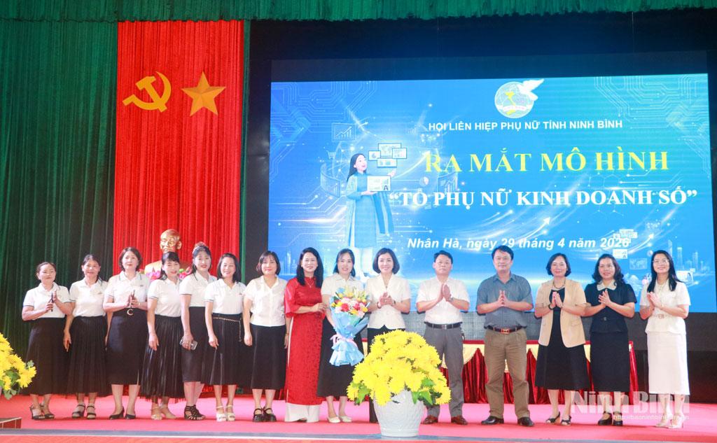 Đồng chí Đào Thị Hòa, Tỉnh ủy viên, Phó Chủ tịch Ủy ban MTTQ Việt Nam tỉnh, Chủ tịch Hội LHPN tỉnh và lãnh đạo Đảng ủy, UBND xã Nhân Hà tặng hoa chúc mừng Tổ Phụ nữ kinh doanh số xã Nhân Hà.