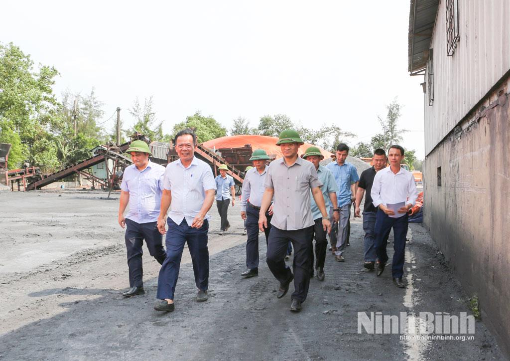 Đồng chí Trần Anh Dũng, Ủy viên Ban Thường vụ Tỉnh ủy, Phó Chủ tịch UBND tỉnh kiểm tra tại Công ty TNHH An Ngọc Nhi tại Km155+085 đê tả Đáy.