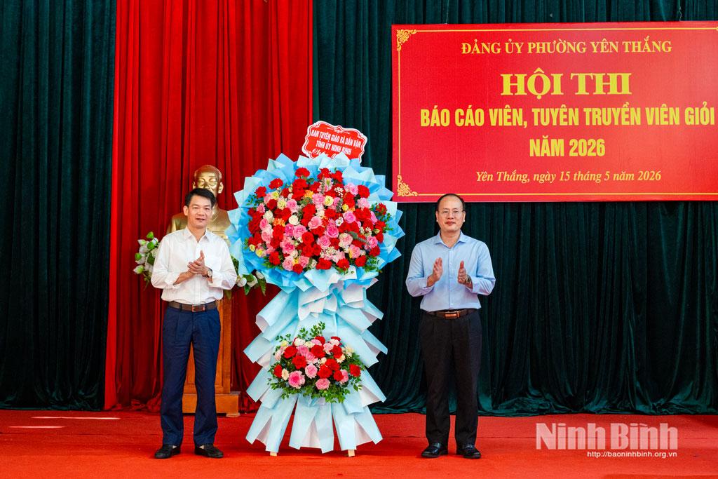 Đồng chí Nguyễn Đức Toàn, Ủy viên Ban Thường vụ Tỉnh ủy, Trưởng Ban Tuyên giáo và Dân vận Tỉnh ủy tặng hoa chúc mừng Hội thi. Ảnh: Ngọc Linh