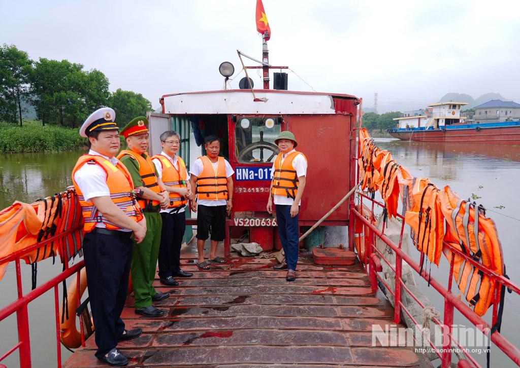 Đoàn công tác kiểm tra thực tế việc vận chuyển hành khách tại bến đò Trung Hiếu.