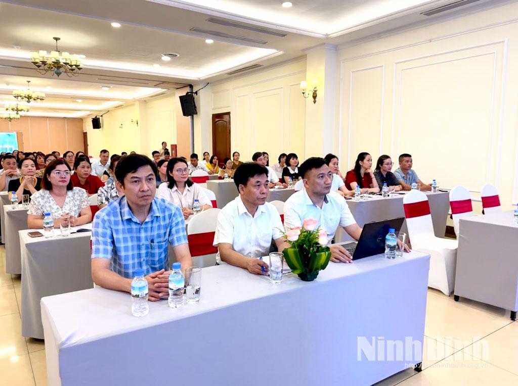 Các đại biểu dự hội nghị.