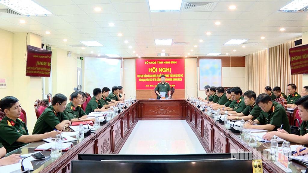 Đại tá Vũ Văn Định, Ủy viên Ban Thường vụ Tỉnh ủy, Chỉ huy trưởng Bộ CHQS tỉnh phát biểu giao nhiệm vụ cho các cơ quan, đơn vị.
