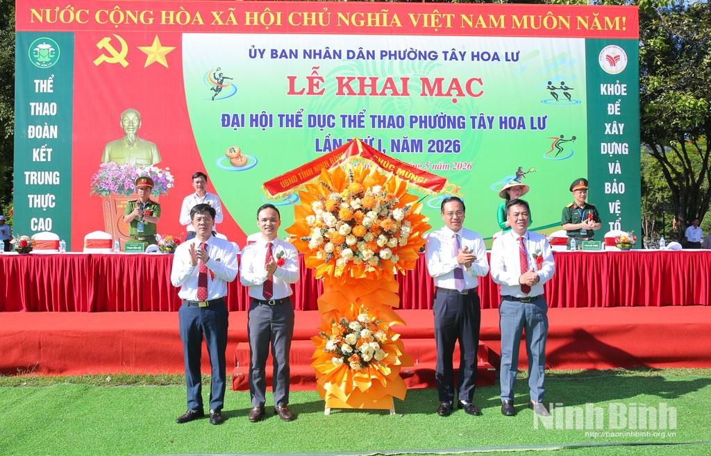 Đồng chí Đặng Thanh Sơn, Ủy viên Ban Thường vụ Tỉnh ủy, Phó Chủ tịch UBND tỉnh tặng hoa chúc mừng Đại hội.