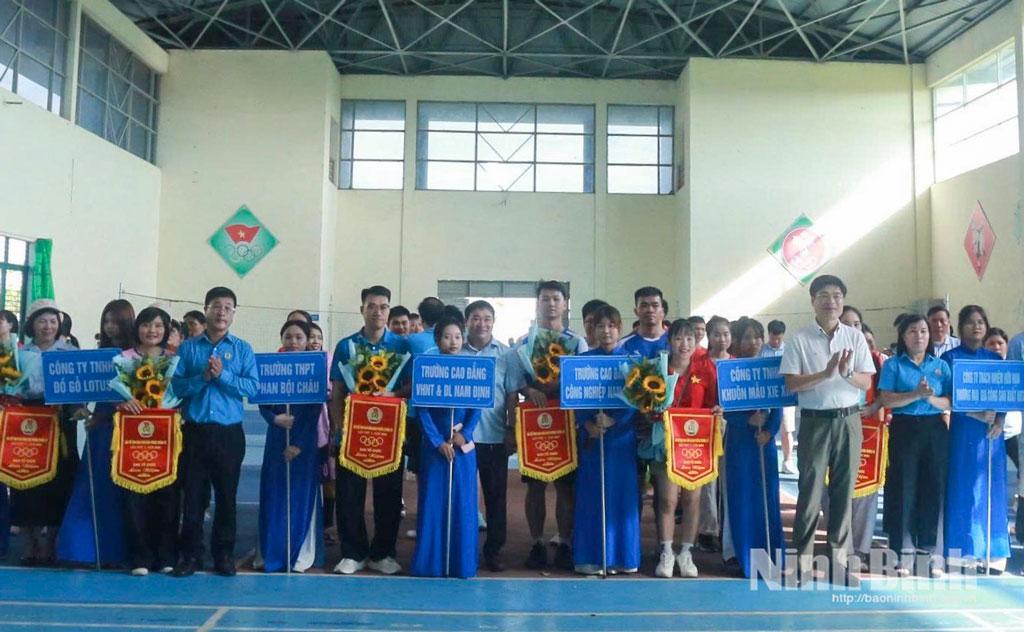 Lãnh đạo phường Trường Thi; LĐLĐ tỉnh tặng Cờ cho các đội tham gia Giải thể thao trong CNVCLĐ phường Trường Thi năm 2026.