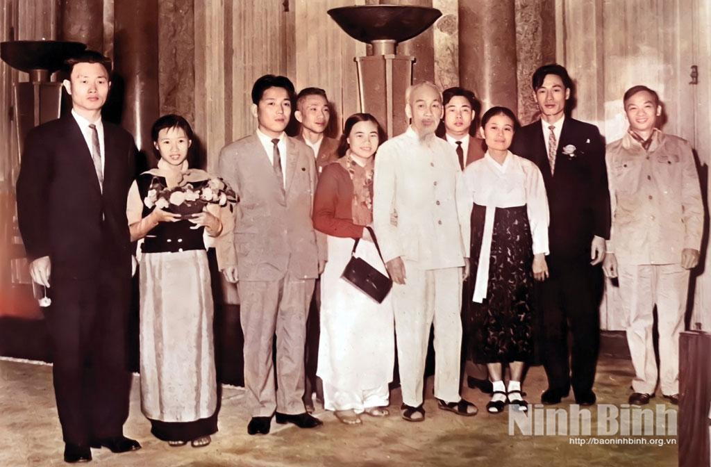 Bà Vũ Thị Bích Liên (người đứng thứ 2 từ trái sang) vinh dự được chụp ảnh với Bác Hồ tại Phủ Chủ tịch tháng 12/1966.