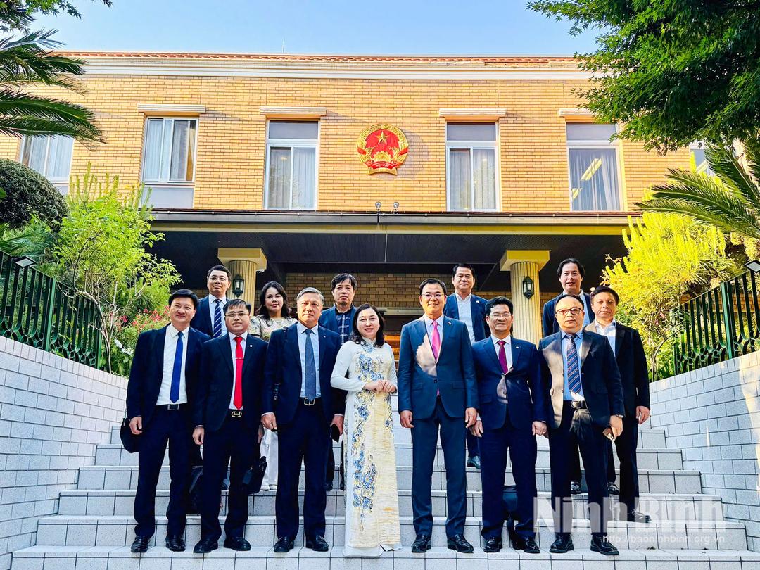 Đoàn công tác tỉnh Ninh Bình chụp ảnh lưu niệm cùng Đại sứ quán Việt Nam tại Nhật Bản.